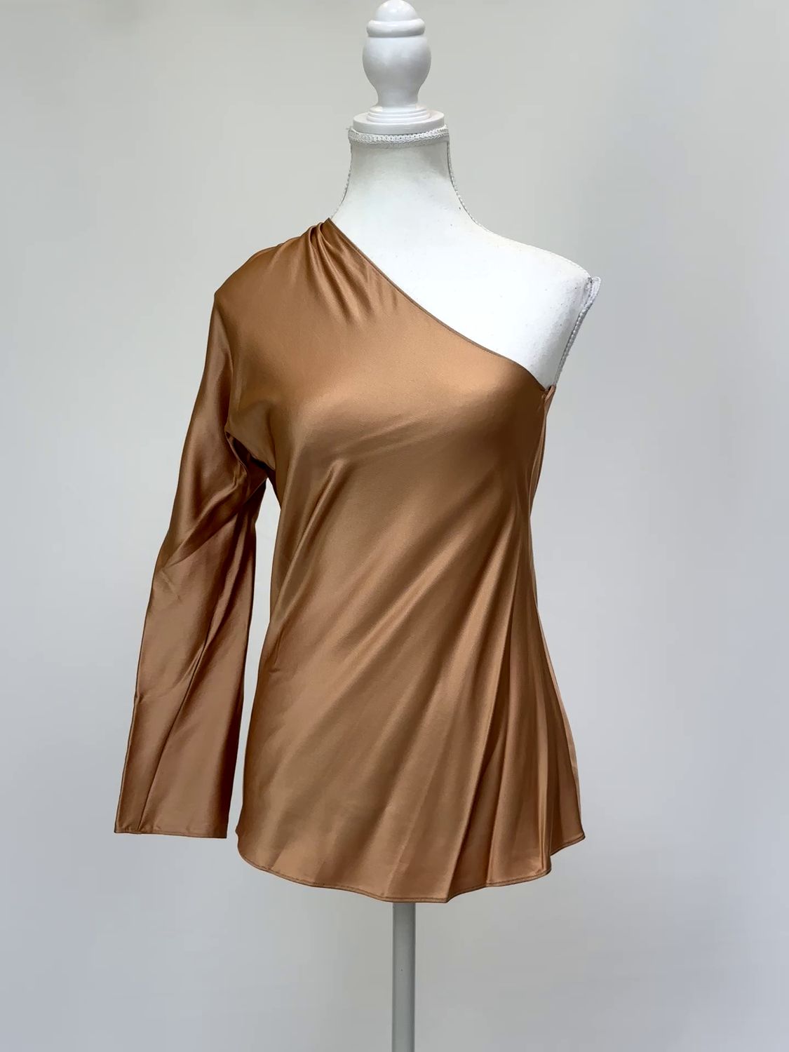 Scanlan Theodore, Caramel Asymmetrical Draped Shoulder One L/Slv Satin Top, Size 6