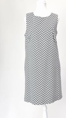 Peserico, White/Black Polka Dot Textured S/Less Shift Dress, Size 46