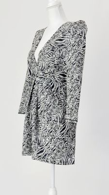Scanlan Theodore, Black/White Shimmer Brocade Deep V-Neck Pleated L/Lsv  Dress, Size 10