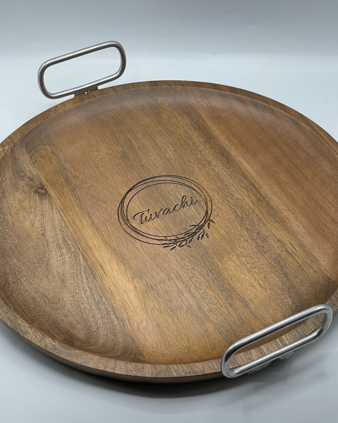 Bandeja Redonda de madera con mango de Metal