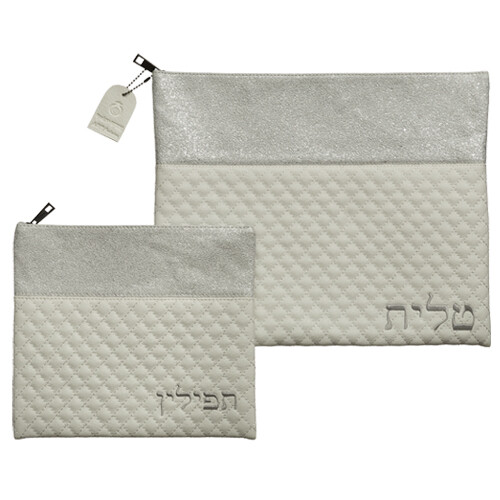 Set de Coracha en Cuerina 2 tonos blanco con plateado   36 x 29 cm