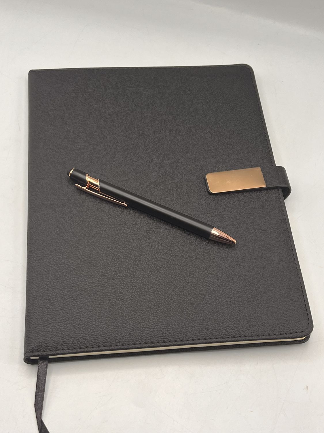 Libreta Ejecutiva Grande en Cuerina con Cierre Magnetico y pluma con su caja