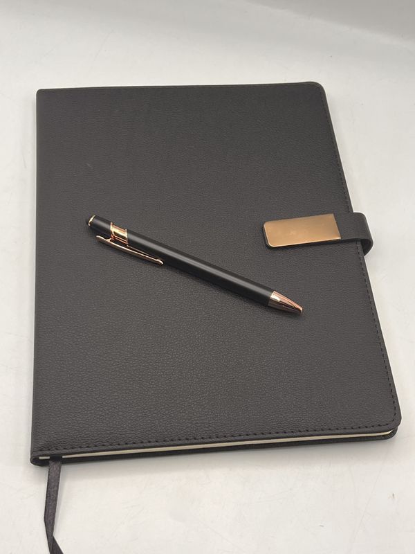 Libreta Ejecutiva Grande en Cuerina con Cierre Magnetico y pluma con su caja