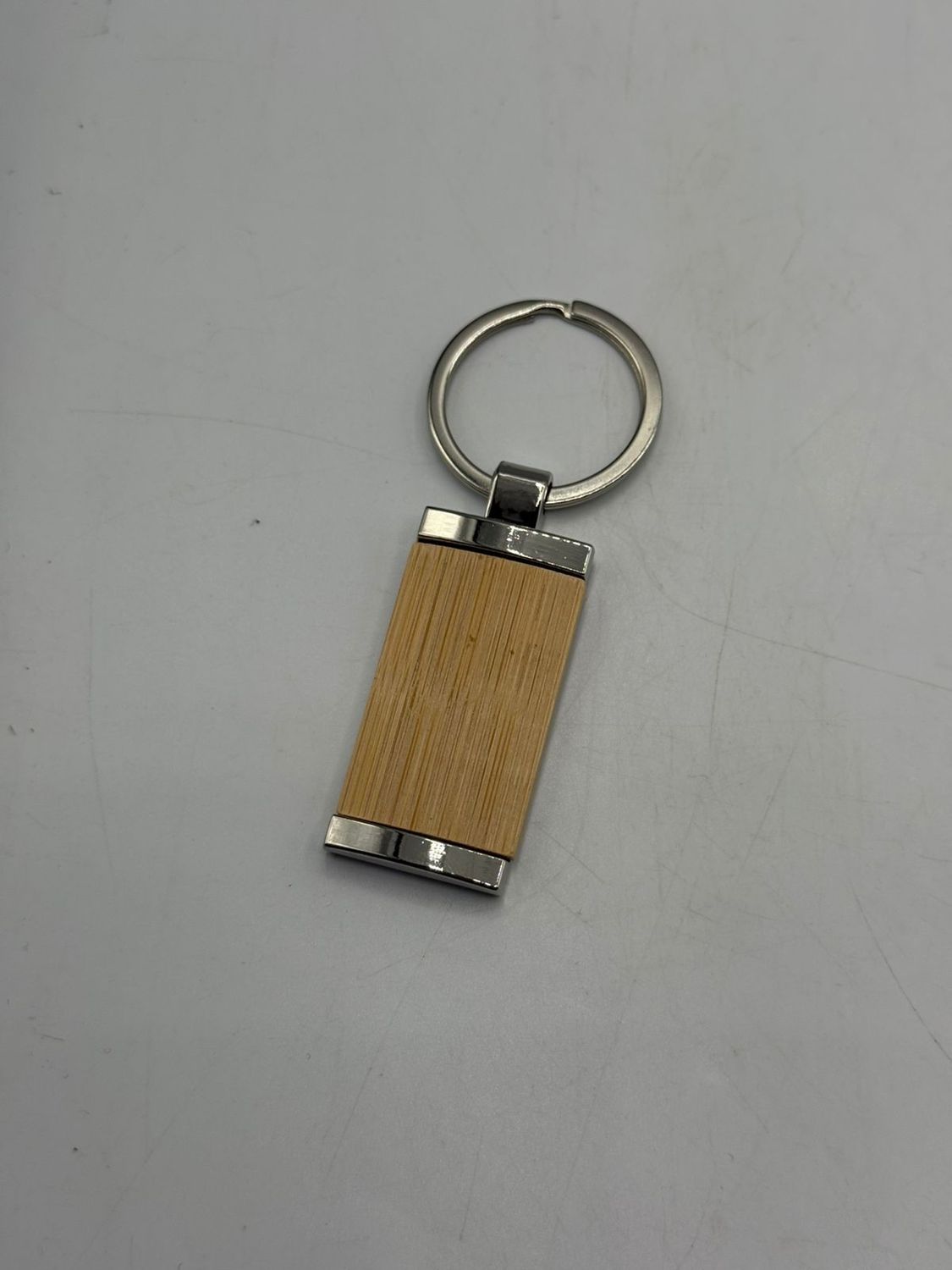 Llavero rectangular con madera