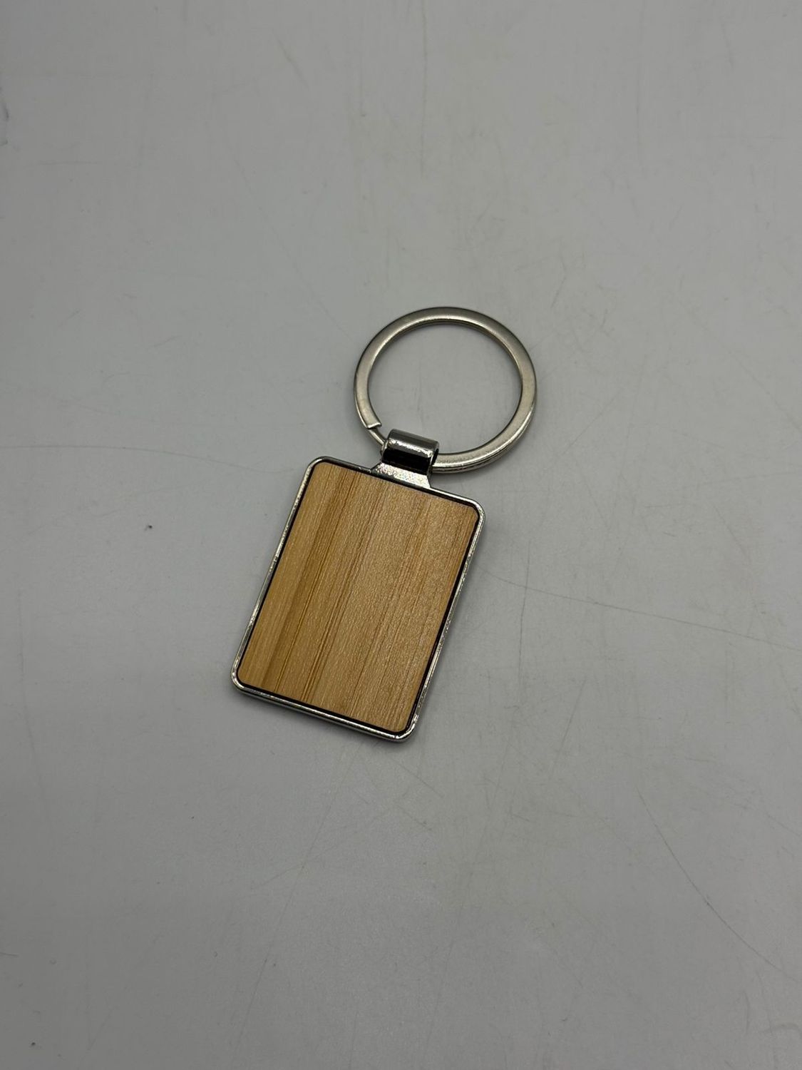 Llavero rectangular con madera