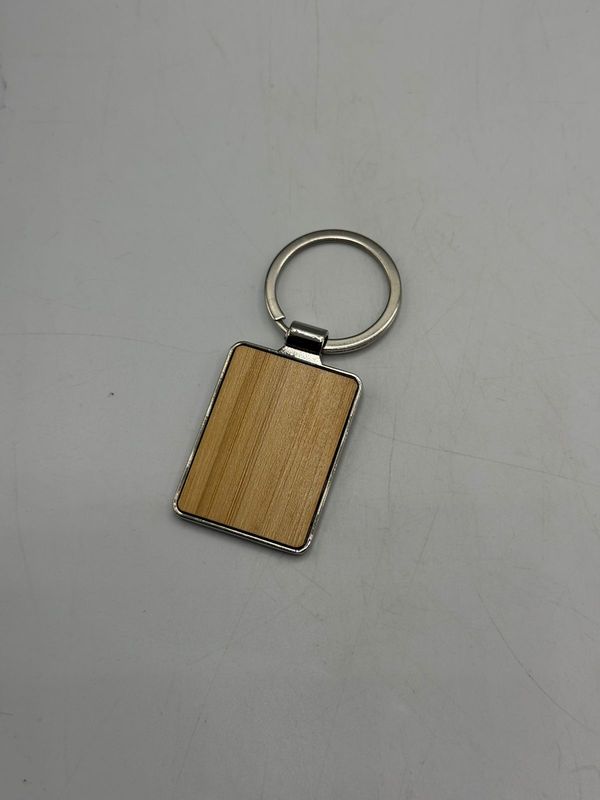 Llavero rectangular con madera