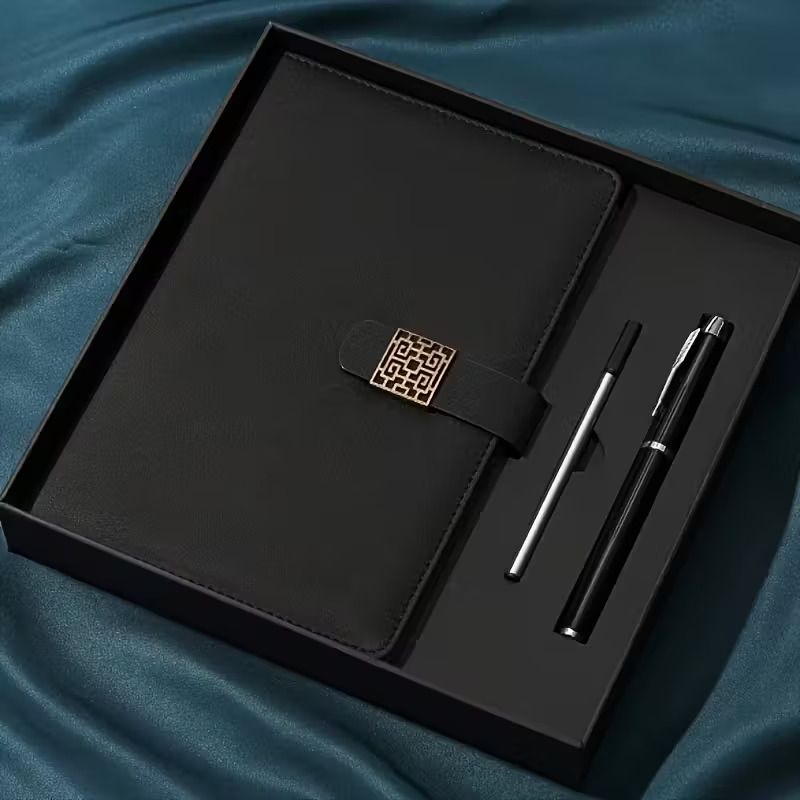 Set de libreta negra, boligrafo metalico y recargas en caja