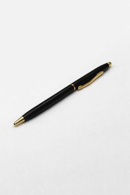 Pluma negra con dorado delgada