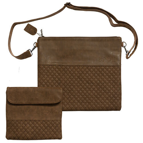 Coracha en cuerina chocolate con relieve 36x33cm