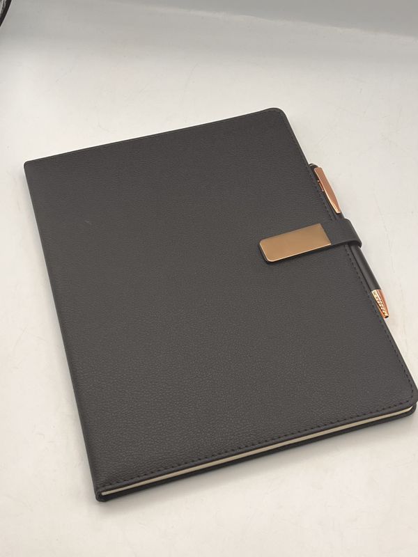 Libreta Ejecutiva Grande en Cuerina con Cierre Magnetico y pluma con su caja
