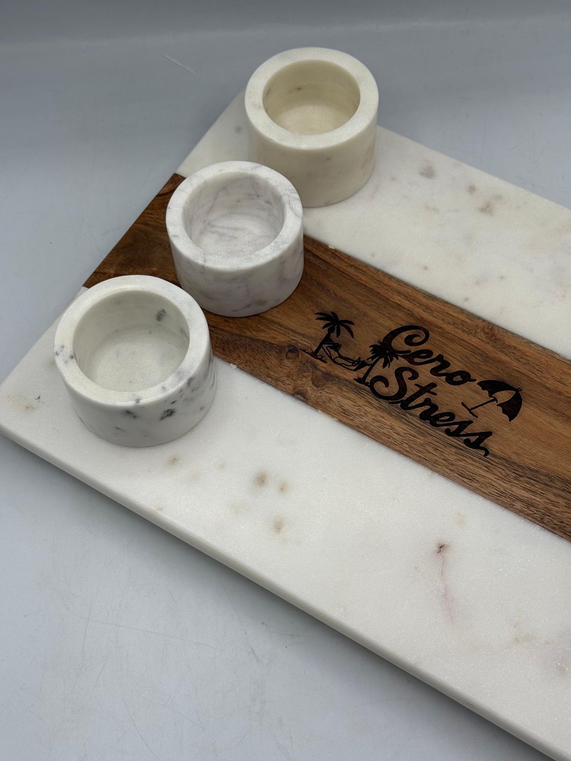 Tabla de Marmol con Madera y 3 envases