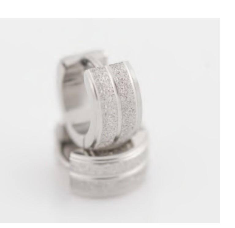 Frosted Ribbed Huggie earings ✨