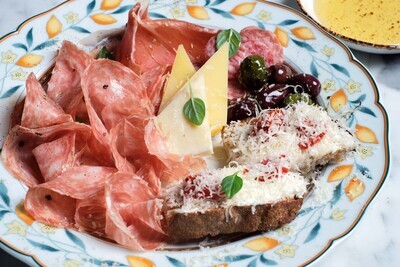 Тарелка итальянских деликатесов
