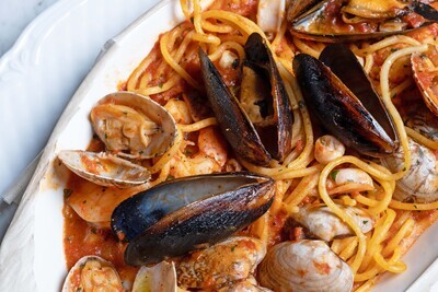 Spaghetti al Cartoccio запеченные в пергаменте с морепродуктами