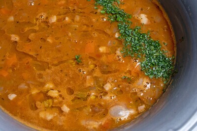 Тосканский густой суп с чечевицей, фарро и телятиной