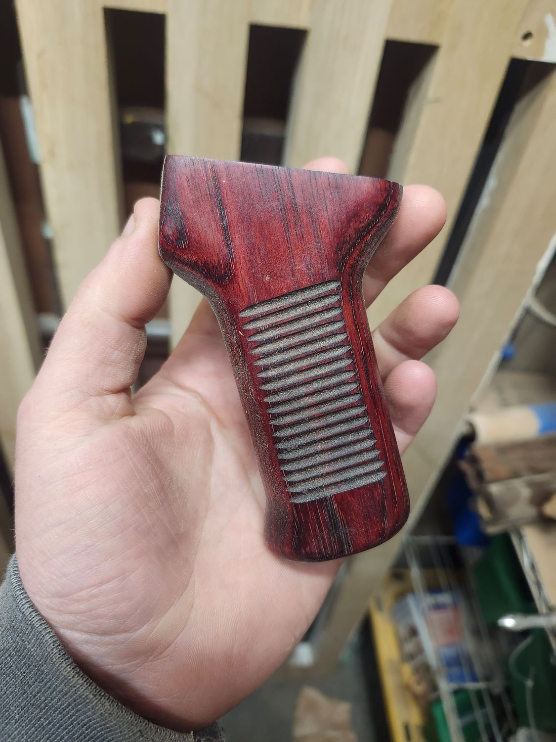 Grip with side ridges 