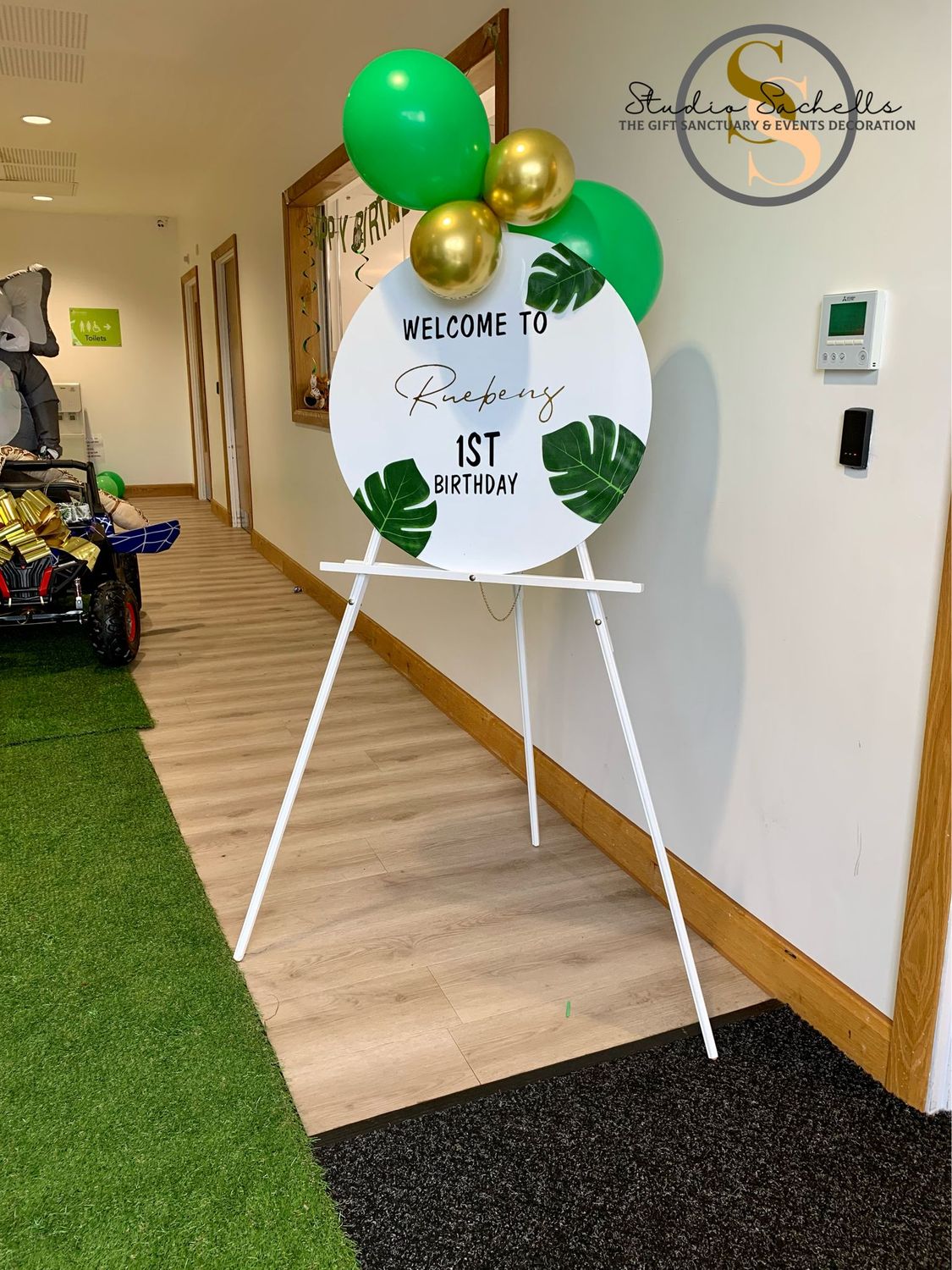Easel Hire and Balloons