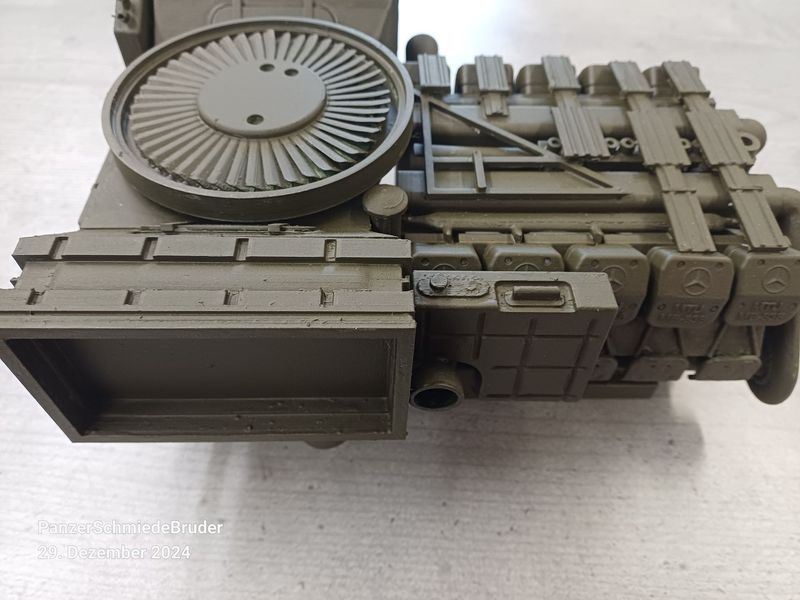 Leopard/Bergepanzer Motorattrappe 1:10