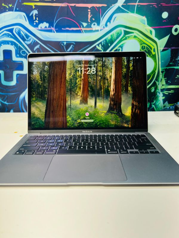 💻 MacBook Air 13.3” (2020) – Apple M1, 8GB RAM, 256GB SSD