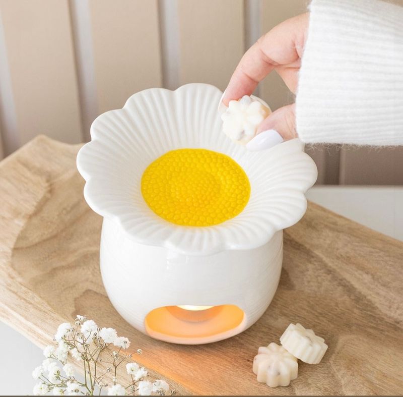 Burner white daisy design Burner white daisy design