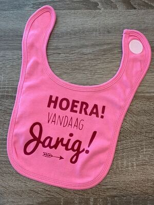 Slabbetje &#39;Hoera vandaag jarig&#39;