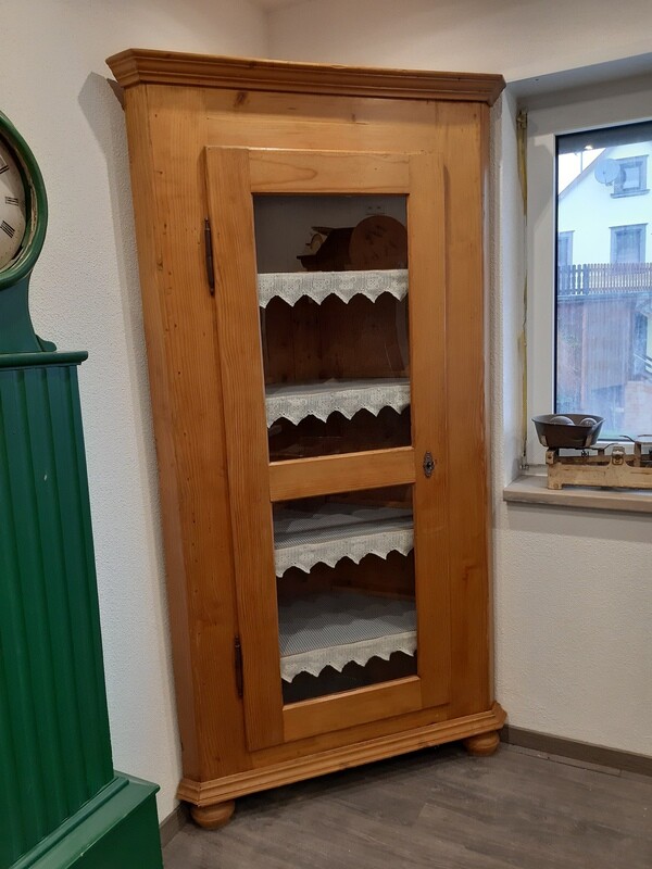 Schöner Eckschrank aus Kiefernholz