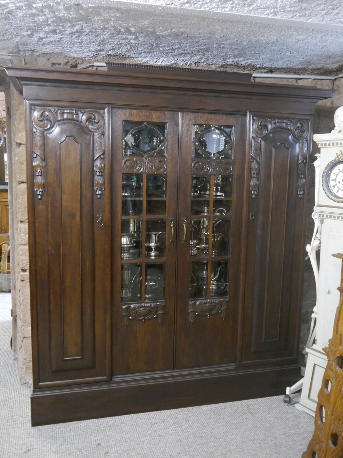 schöne massive Vitrine mit Schnitzereien