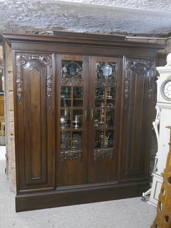 schöne massive Vitrine mit Schnitzereien