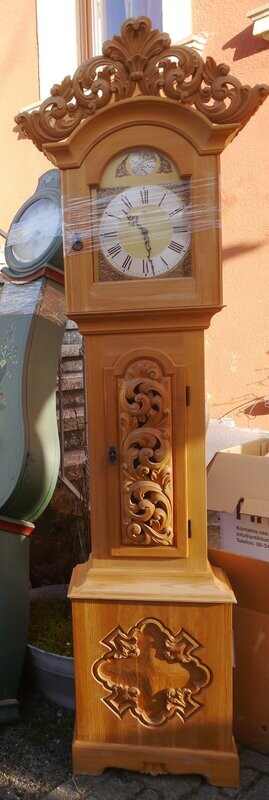 schöne ausgefallene Standuhr mit viel Schnitzerei Nr. 2230 , läuft