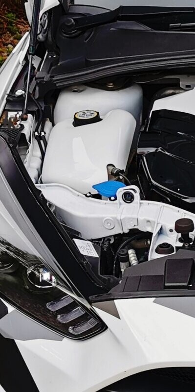 Performance-Cover Abdeckung für Kühlflüssigkeitsbehälter, passend geeignet für Ford Focus MK3, ideal für Fahrzeugtuning, Fahrzeugaufbereitung und Werterhaltung. Hochwertiges Material für eine sportliche Optik, perfekt für Show&Shine und einen aufgeräumten Motorraum. Motorverkleidung, Abdeckung Motor