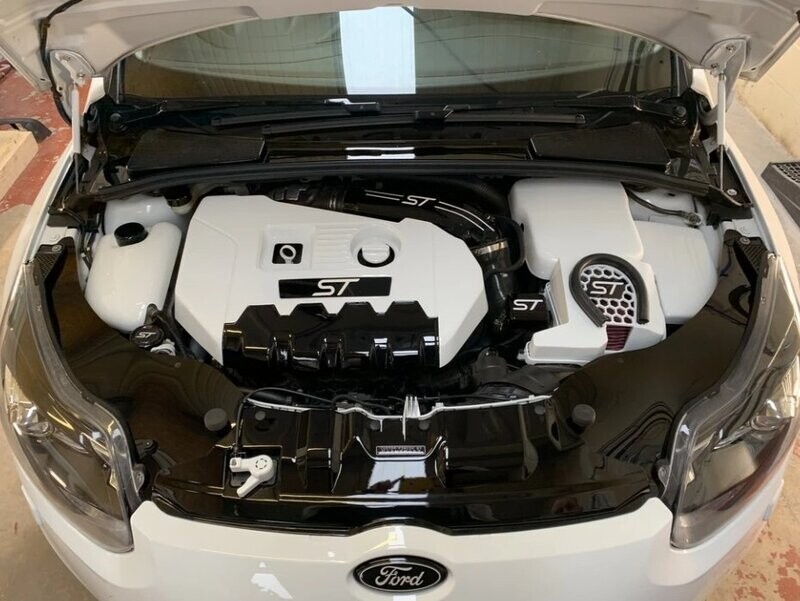 geeignet für Ford Focus Mk3, Stylisches Performance-Cover für den Motor, ideal für Fahrzeugtuning, Show&Shine, Werterhaltung, Fahrzeugpflege und eine individuelle Optik, perfekt für alle, die ihr Auto aufwerten möchten. Motorabdeckung Verkleidung Motorraum