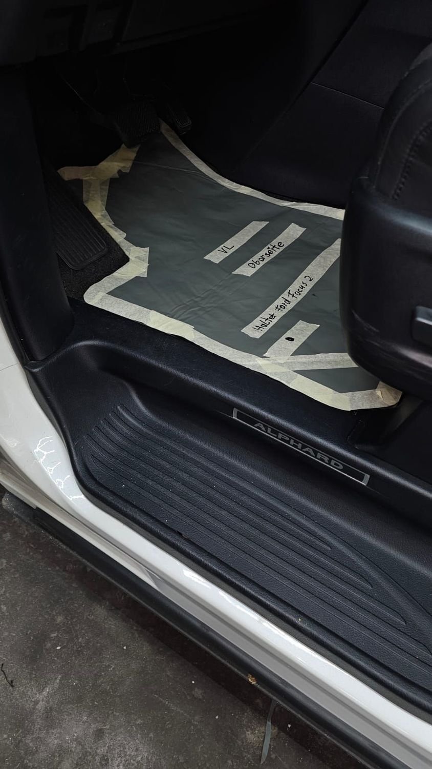 Individuelle Fußmatten für Autos, maßgeschneiderte Autofußmatten für Youngtimer, Oldtimer, aktuelle Sportwagen und Tuning-Fahrzeuge, handgefertigt nach deinen Vorgaben, perfekt angepasst an jedes Fahrzeugmodell, hochwertige Materialien, langlebig, rutschfest, personalisiert mit Wunschdesign oder Stickerei für einen einzigartigen Look.