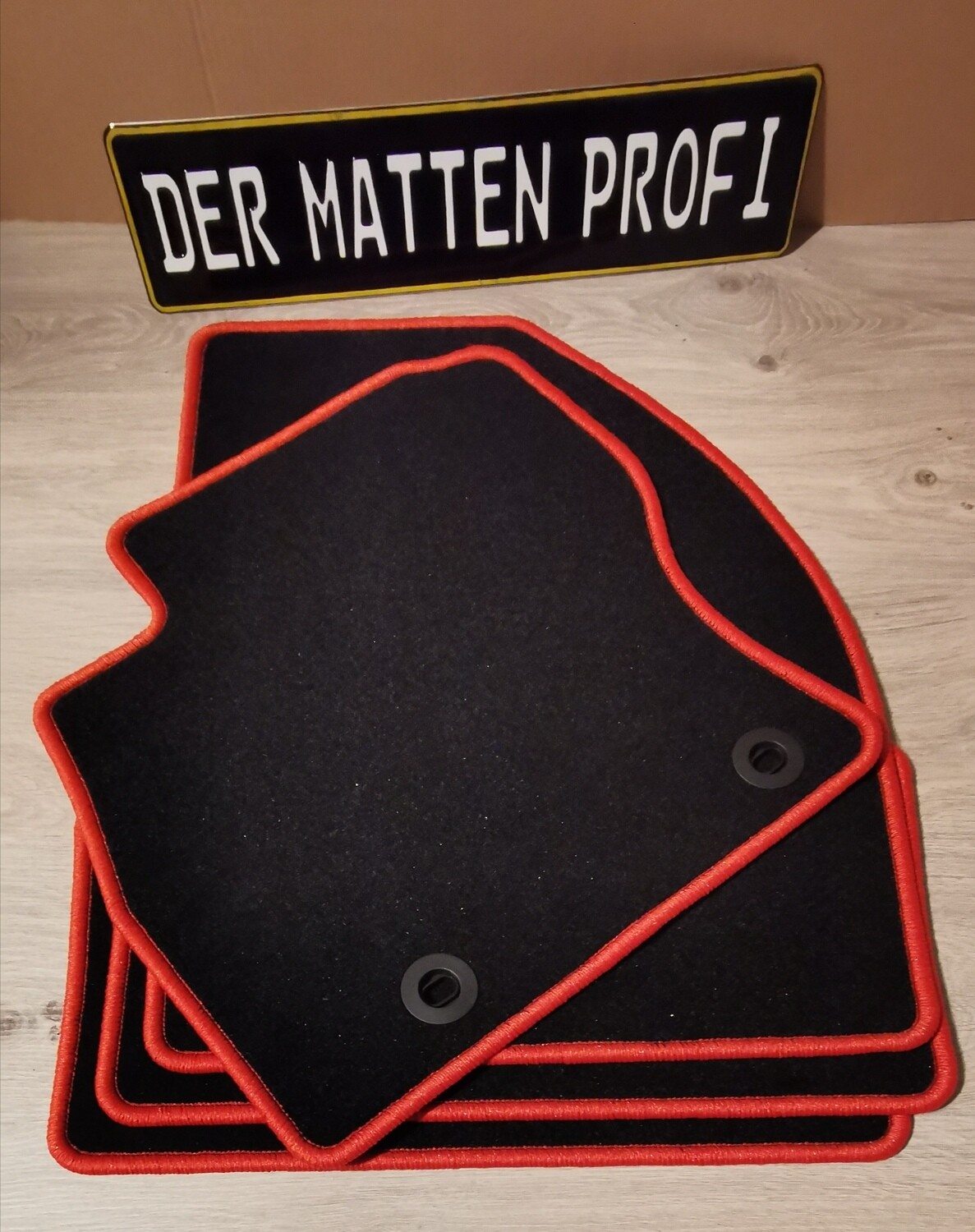 Basic Auto Velours Fußmatten Maßgefertigte, individuell gestaltbare Autofußmatten in hochwertiger Qualität, mit rutschfester Unterseite, langlebig und perfekter Passform, personalisierbar mit Stickerei und Wunschdesign.