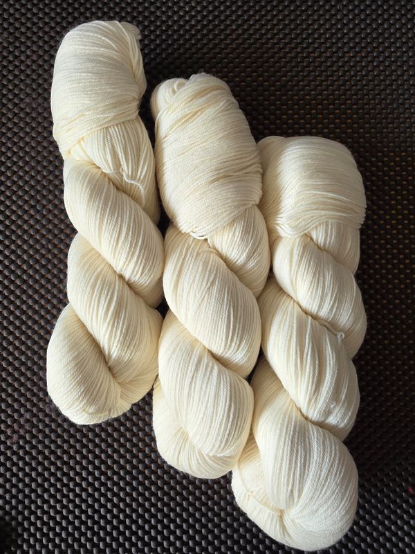 300g Ekstra ufarvet strømpegarn til tæppe