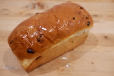 Groot rozijnenbrood