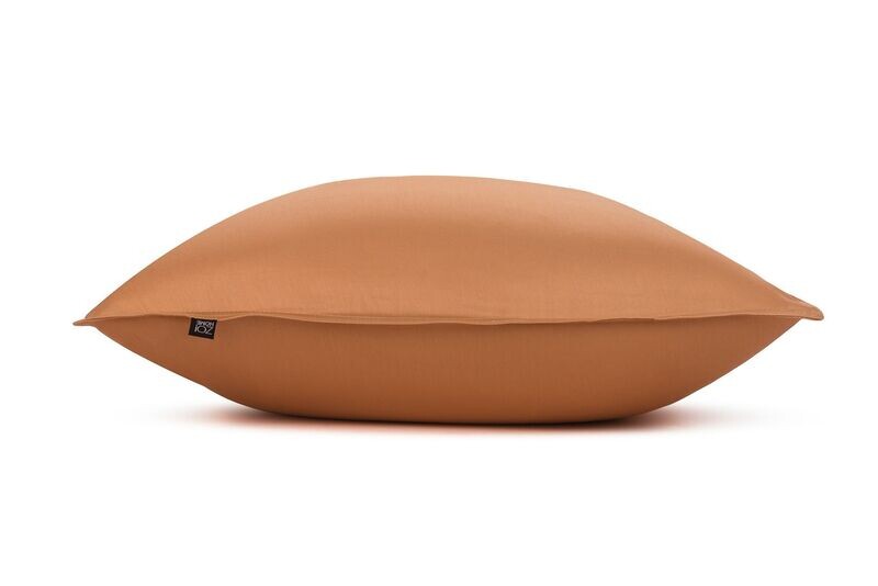 Zo!Home -Satinado kussensloop  - 60 x 70 - kleur Cognac Brown- per 2 stuks