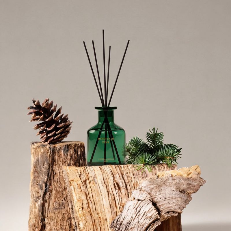 Cereria Molla 1899 - Mountain Pine geurstokjes Kerst 120ml. Cereria Molla 1899 - Mountain Pine geurstokjes Kerst 120ml.