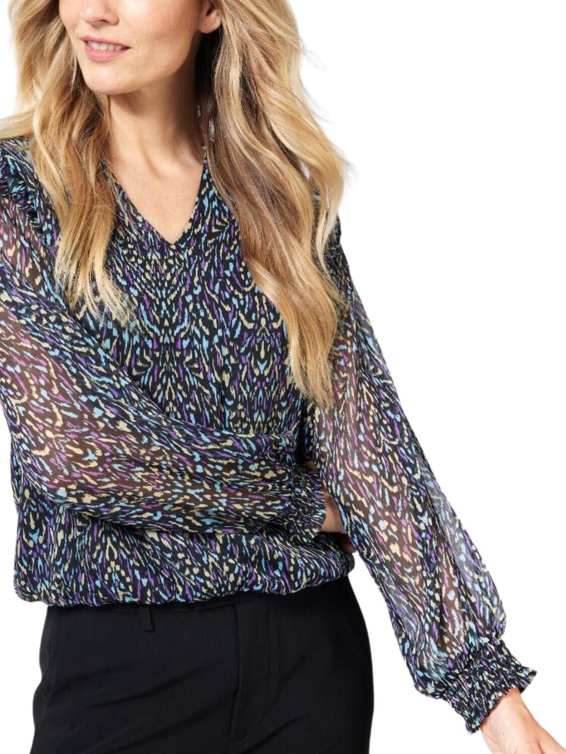 Blusa de chiffon con manga larga y cuello en V.