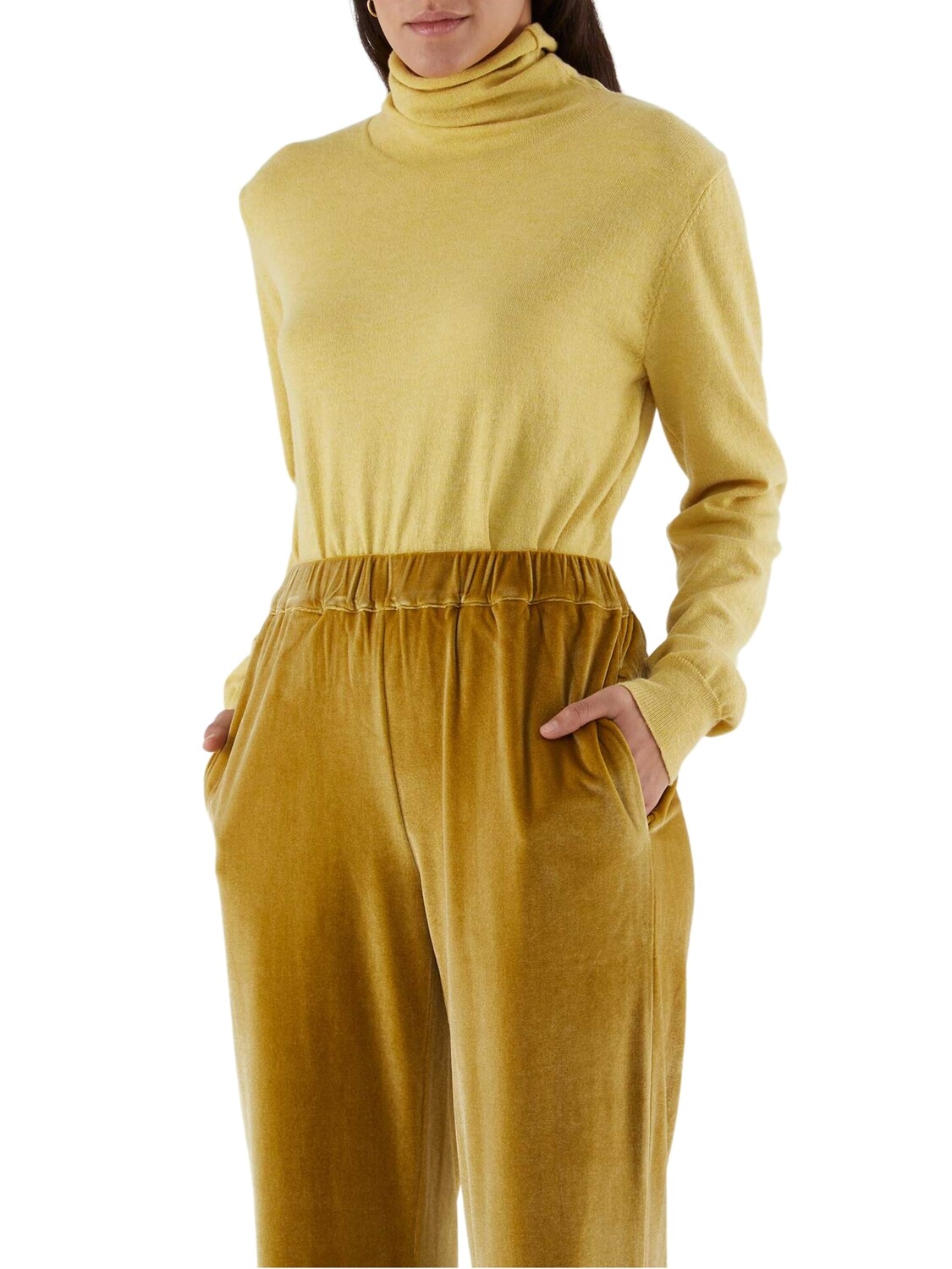 Sweater de punto con cuello alto.