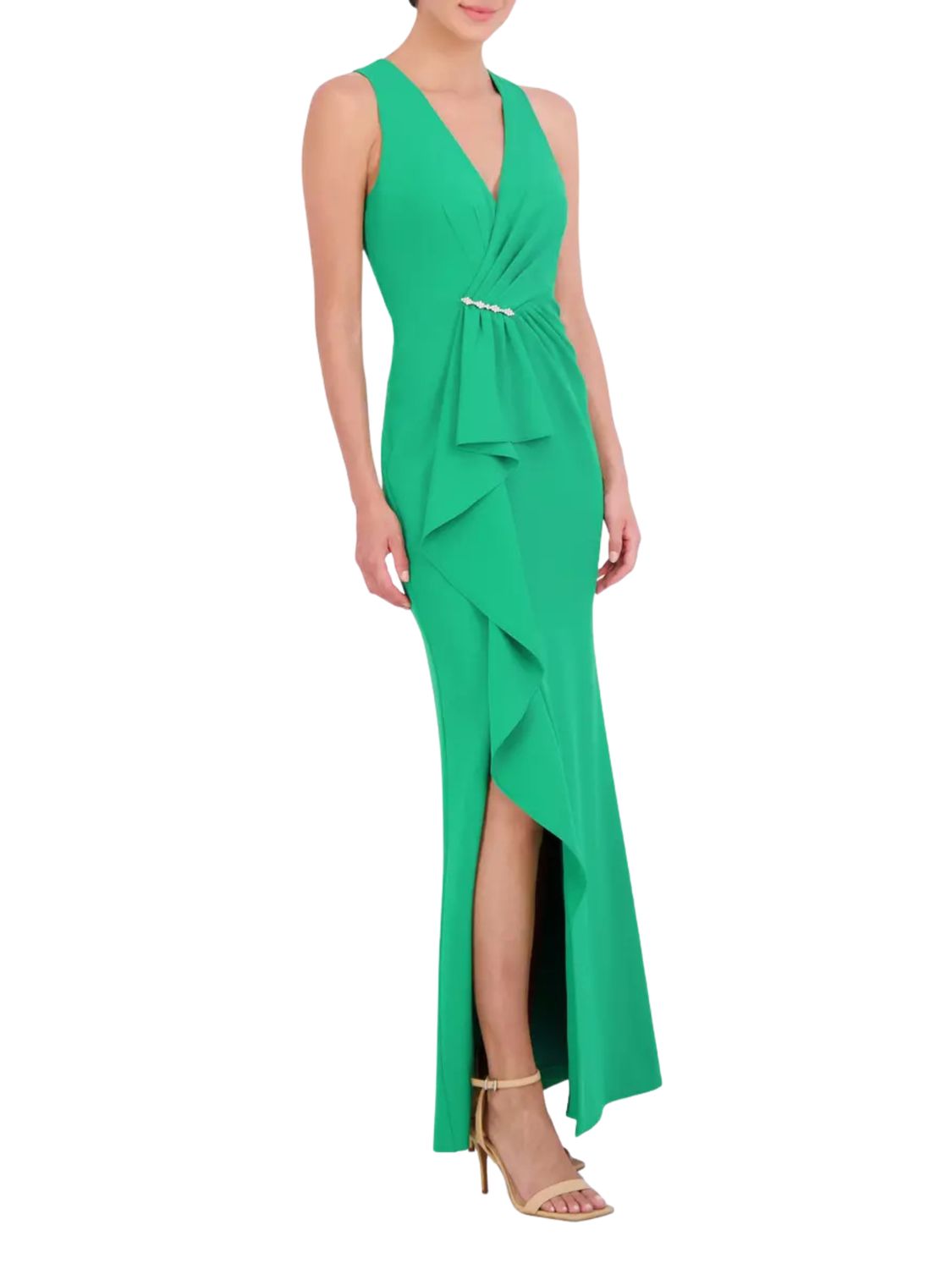 Vestido largo sin mangas con drapeado latera.