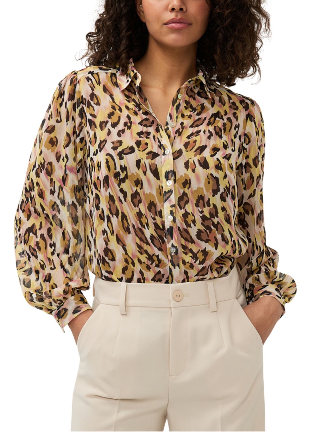 Blusa de gasa en animal print.