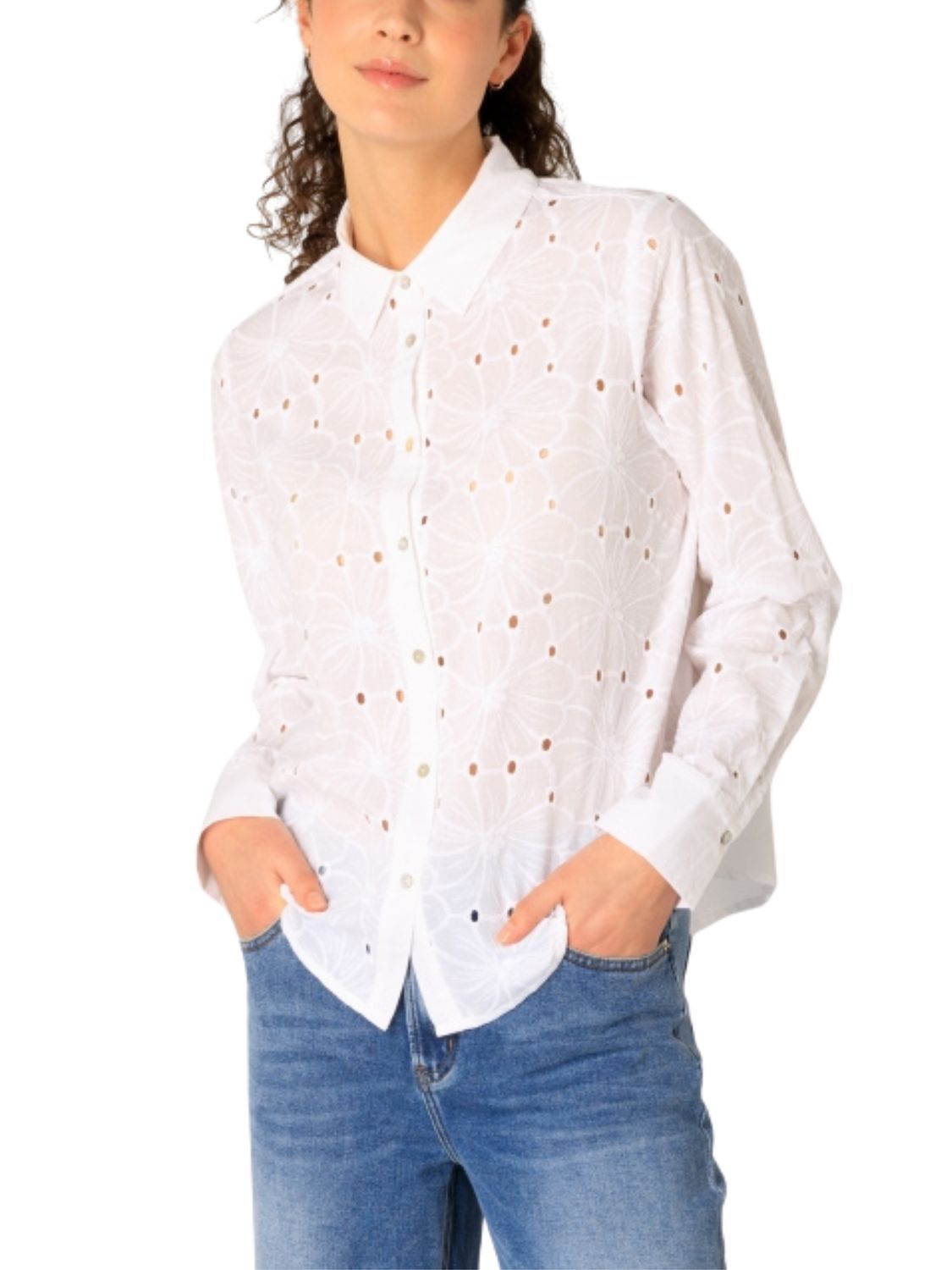 Blusa de manga larga con ojillos.