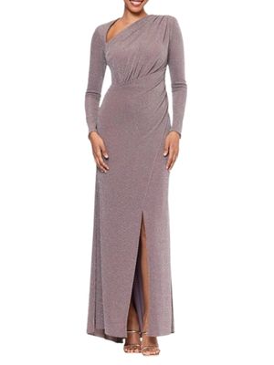 Vestido largo de manga larga con escote asimetrico.