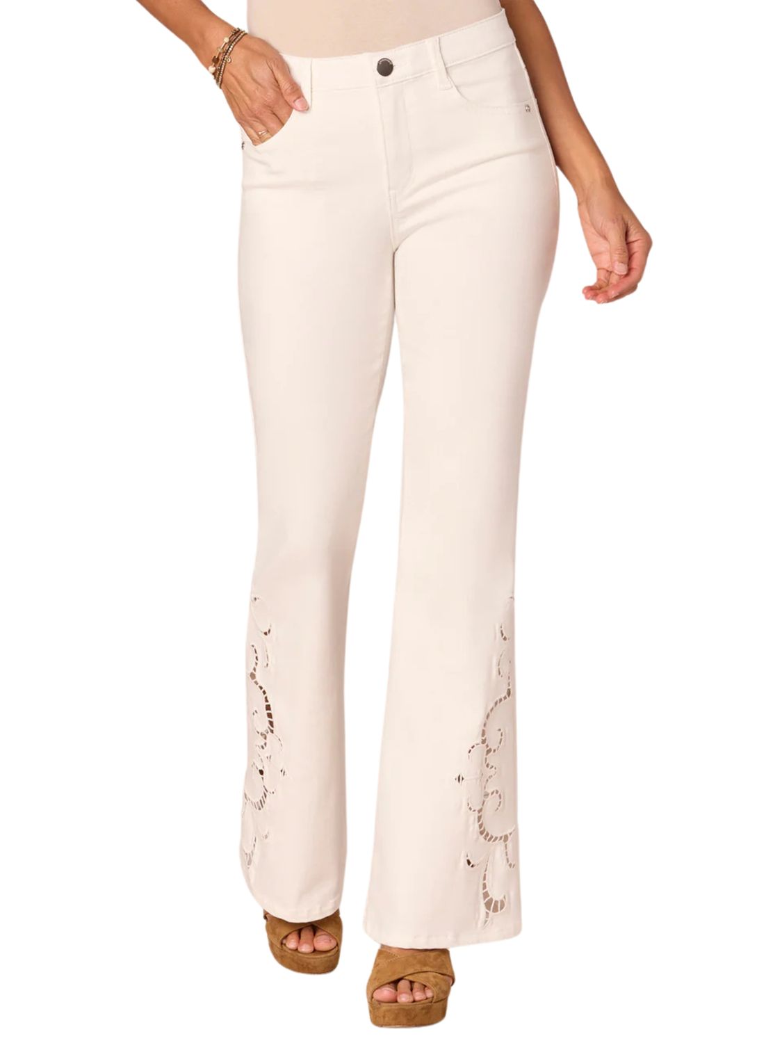 Jeans acampanados con ojillos