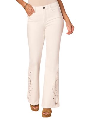 Jeans acampanados con ojillos