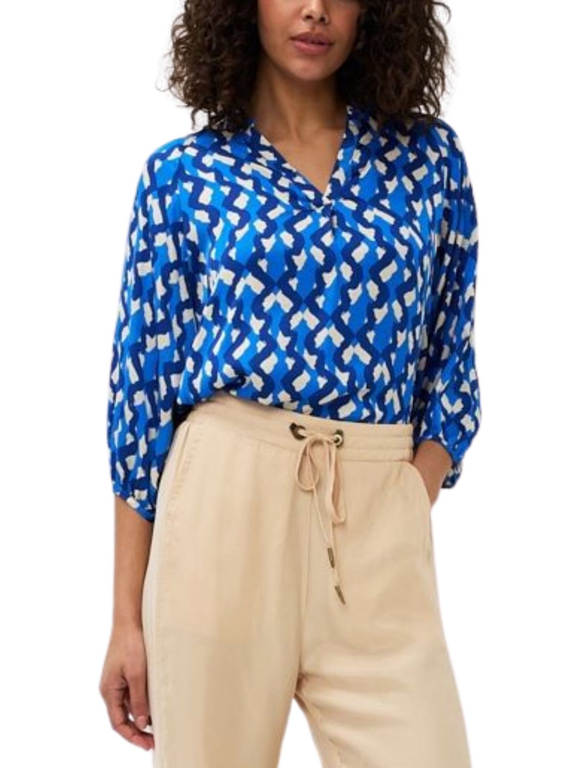Blusa satinada en print geometrico