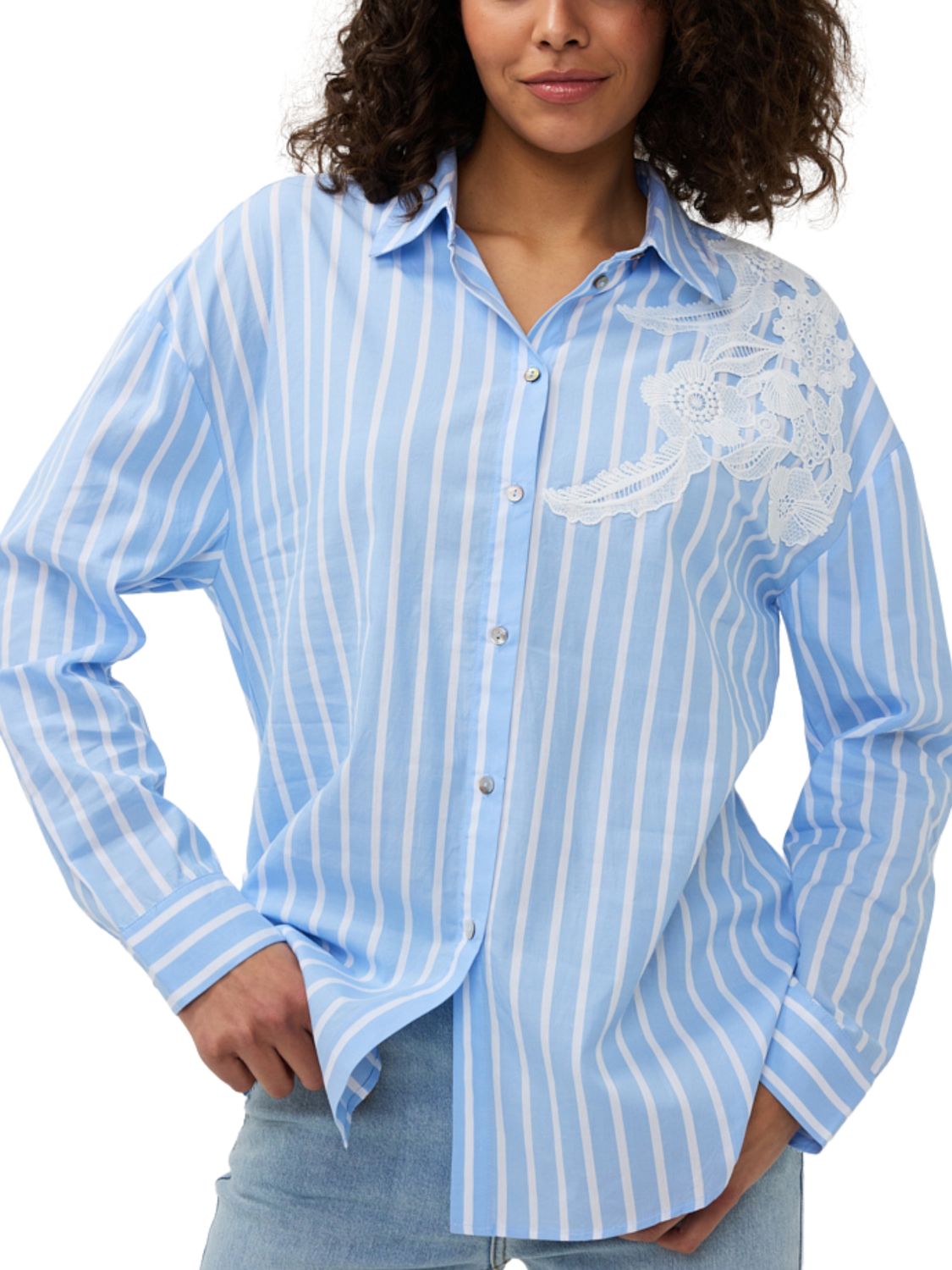 Blusa de rayas con encaje