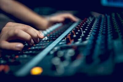 Producción Musical Profesional. Voz y músicos grabados en Estudio 
(GRATIS Vídeo Lyrics Pro para YouTube + Carátula para Spotify y todas las plataformas Digitales + Agregación Digital)