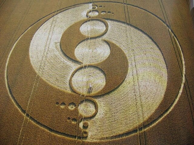 44.) Ying Yang 3, Yatesbury Field, UK (2001)