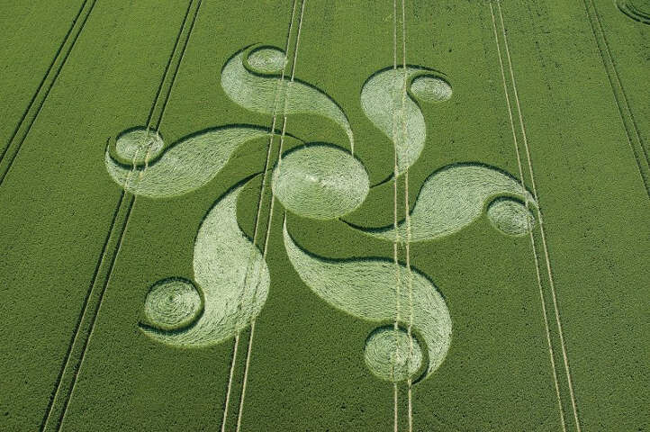 76.) 6 petals Flower, Barge Honeystreet, UK (2004)